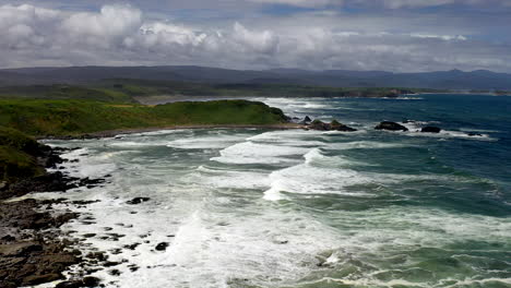 Hermoso-Paisaje-Frente-Viajando-Por-El-Océano-Pacífico-Chiloé-Chile-Olas-Costa