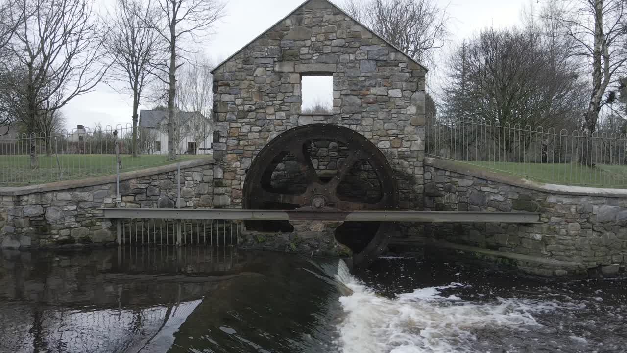 vieja rueda de agua en el río que produce energía verde en ballinode, monaghan, irlanda
