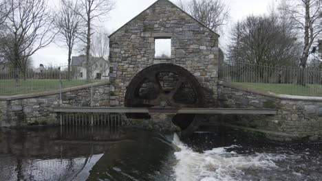 Antigua-Rueda-De-Agua-En-El-Río-Produciendo-Energía-Verde-En-Ballinode,-Monaghan,-Irlanda