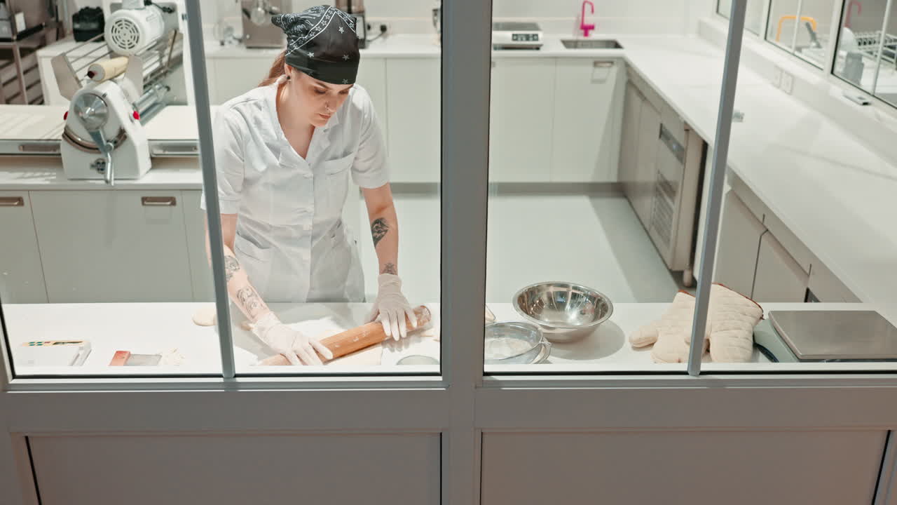 Cucina, catering e una donna che inforna