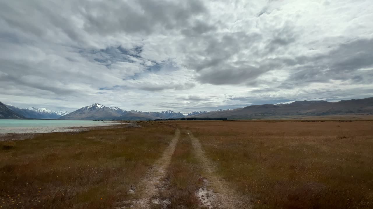 pista de tracción en las 4 ruedas que conduce a lo largo de la costa del lago tekapo, nueva zelanda