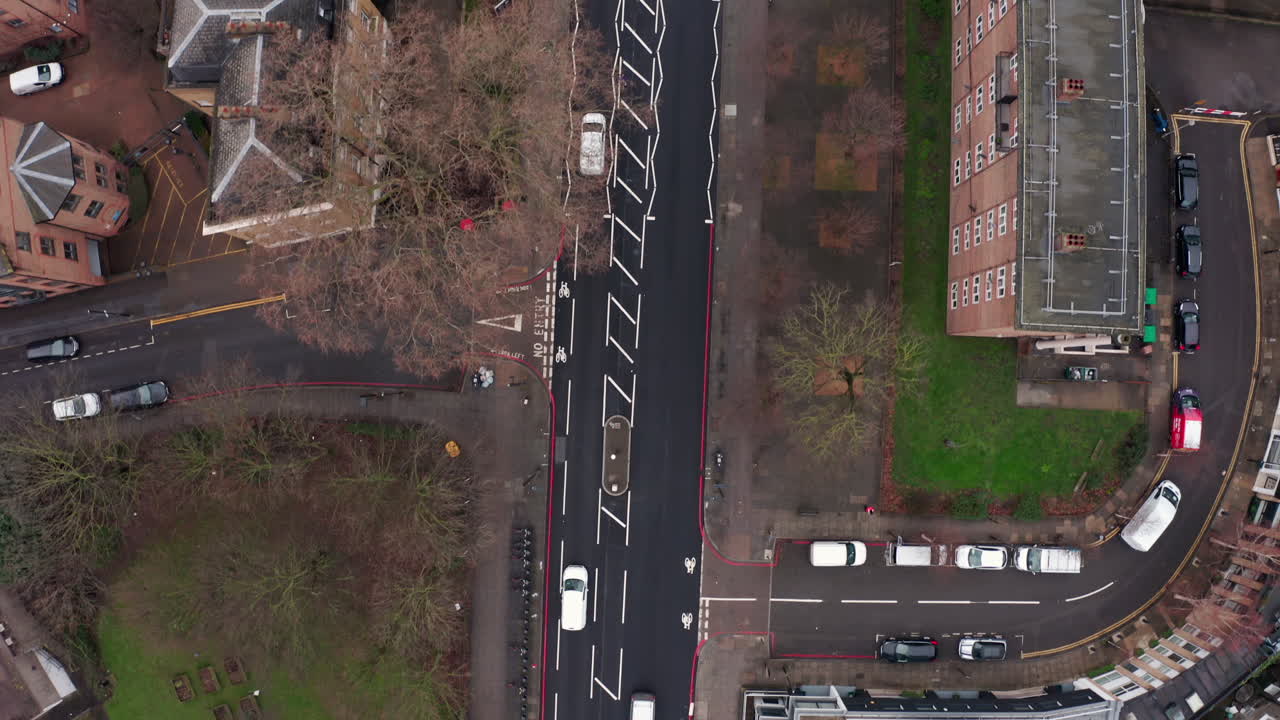 도시 도로 런던의 하향식 드론 샷