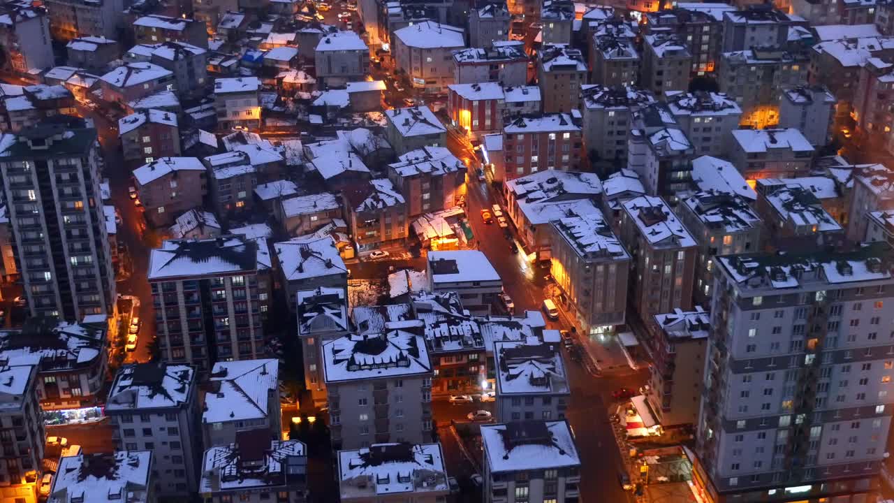ciudad nevada por la noche