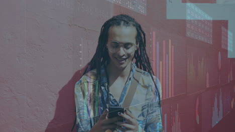 animación de procesamiento de datos estadísticos contra un hombre biracial que usa un teléfono inteligente en la calle