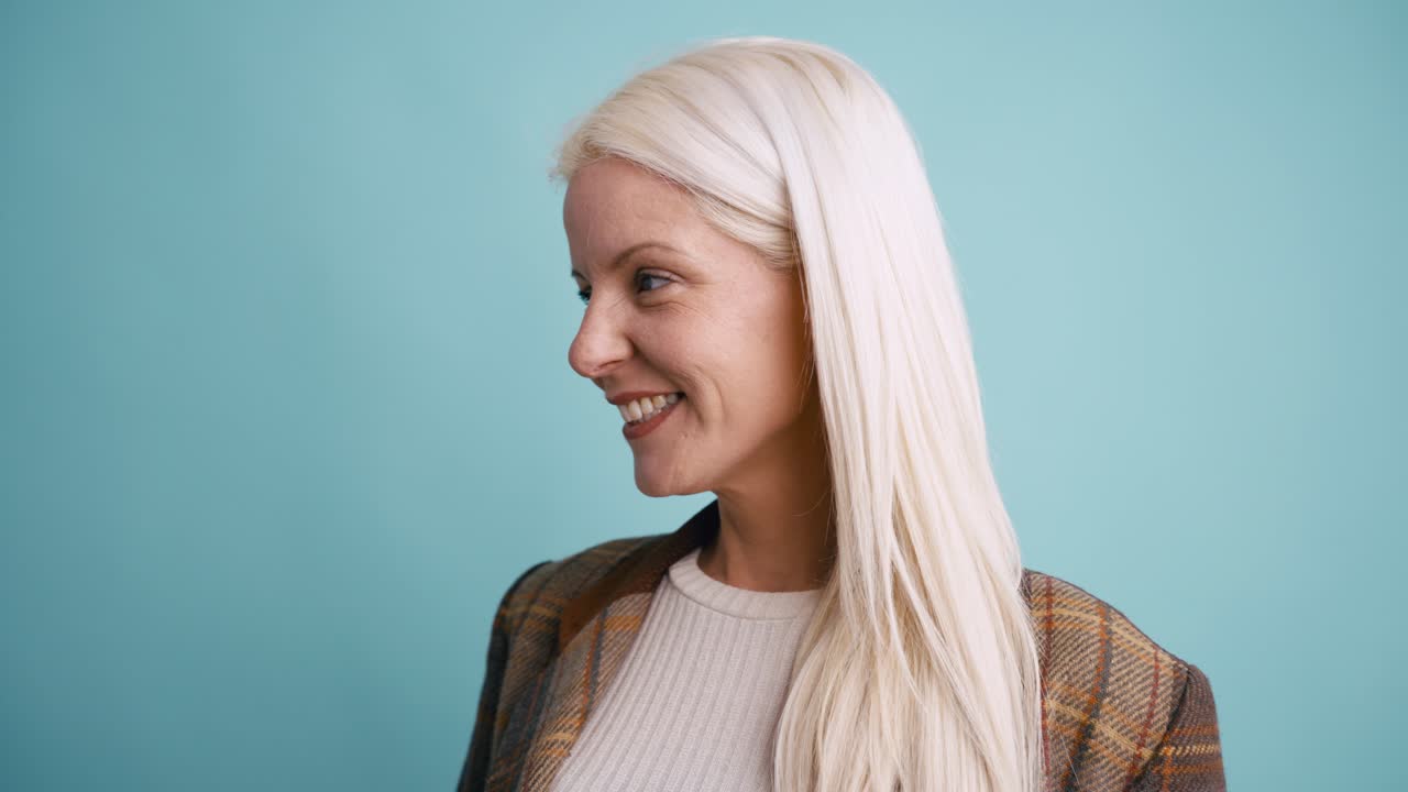 Donna allegra con capelli biondi che sorride alla fotocamera