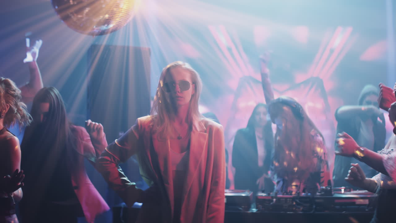 la escena de la fiesta en el club nocturno