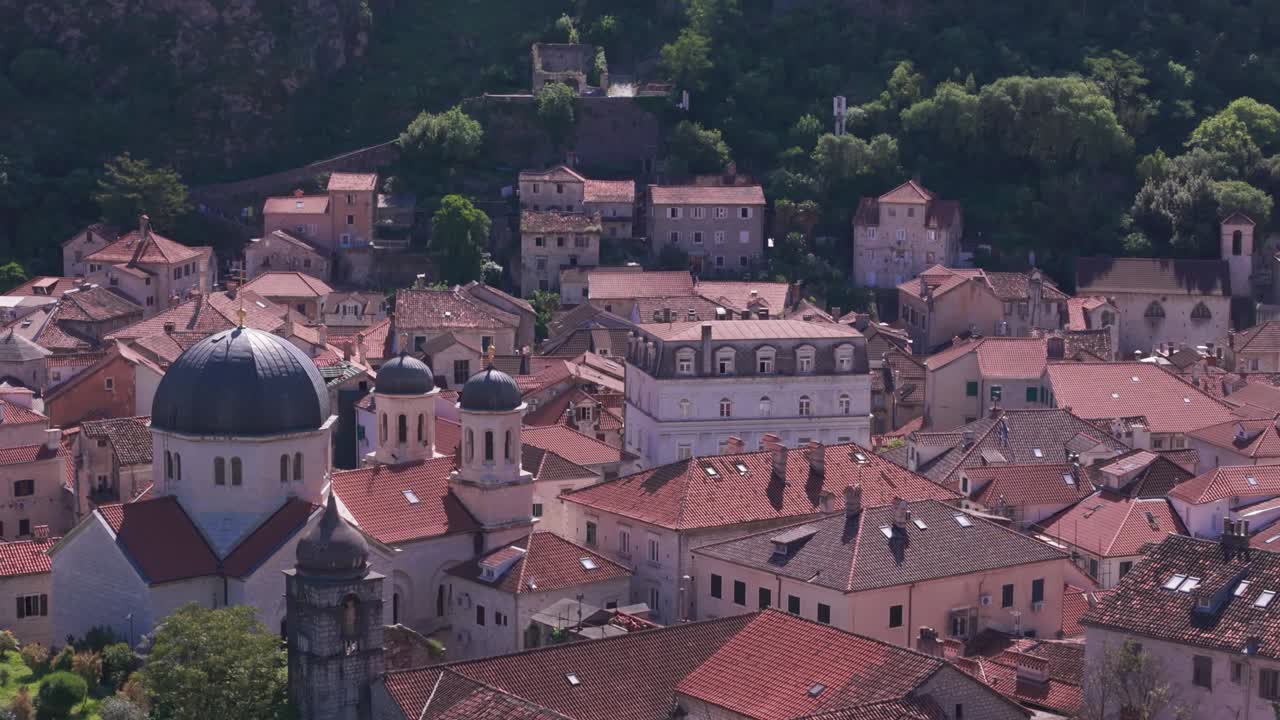 Filmato aereo della città vecchia di Tivat