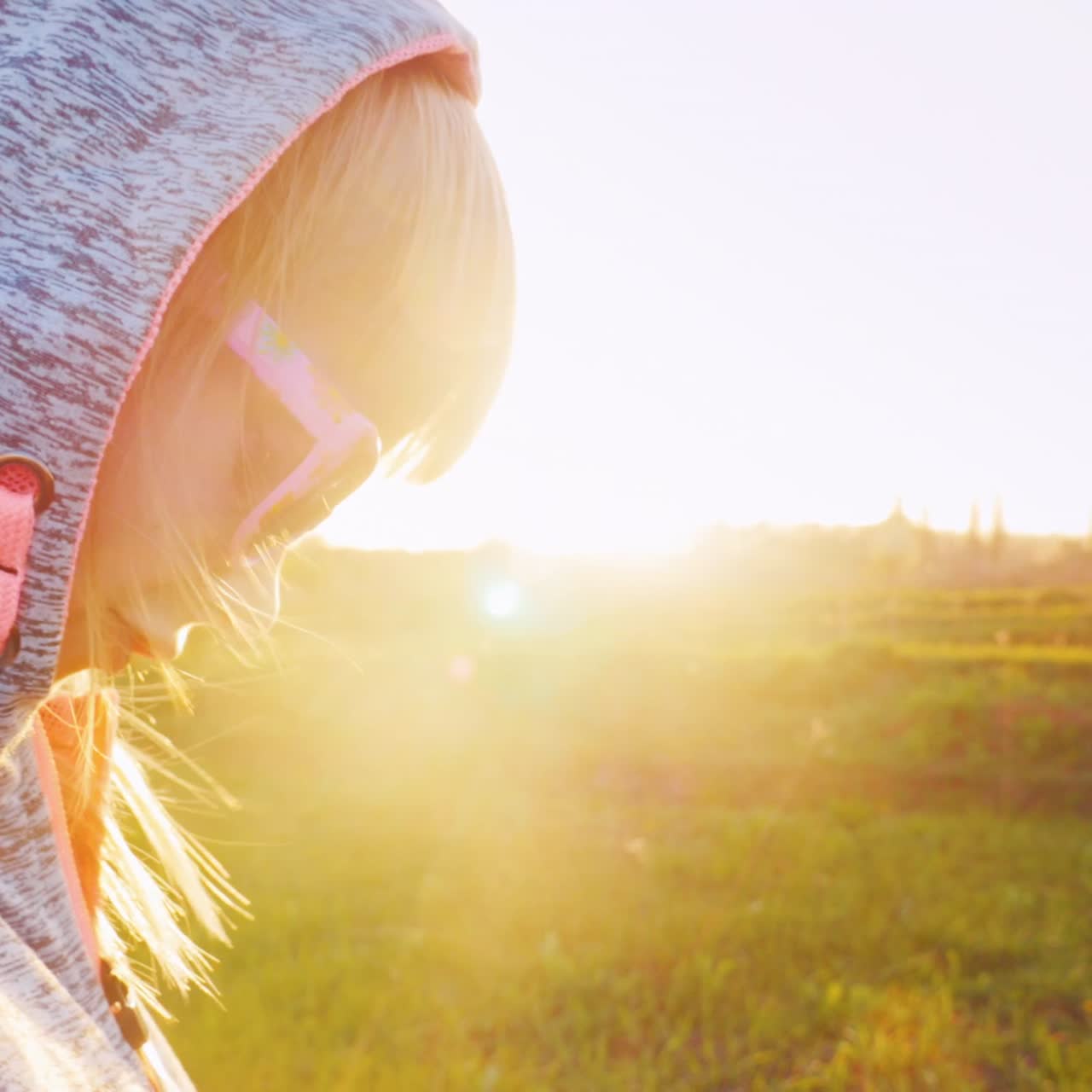 해질녘에 두건을 쓴 운동복을 입은 6세 소녀 1