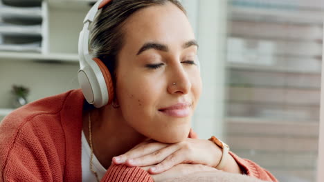 Mujer,-Cara-Y-Auriculares-Escuchando-Música
