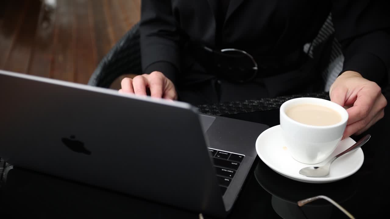 카페에서 노트북으로 일하는 여자