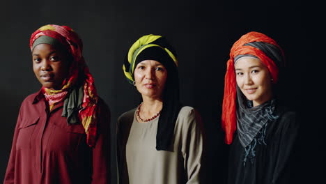 tres mujeres musulmanas posando en el estudio