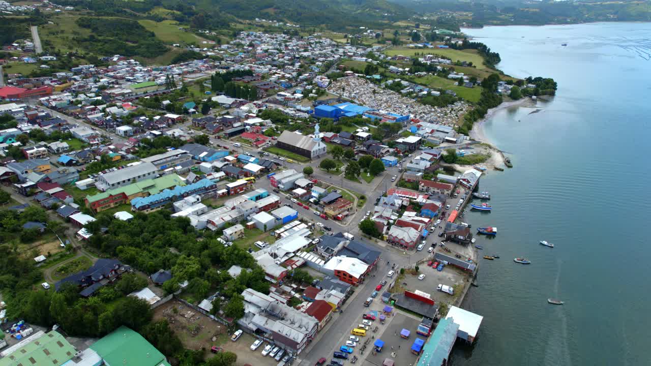 vista de pájaro estableciendo dalcahue en el archipiélago de chiloé, sur de chile
