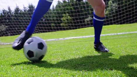 Jugador-De-Fútbol-Jugando-Con-Una-Pelota-De-Fútbol-En-El-Campo.