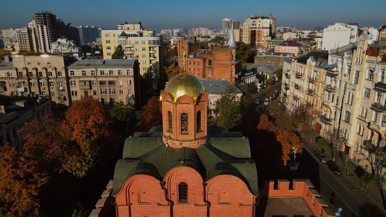 Sobrevoo em ângulo elevado da fortaleza Portão Dourado reconstruída em Kiev, Ucrânia.