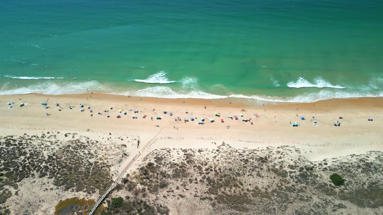 Vista aérea de uma bela praia com pessoas relaxando na areia