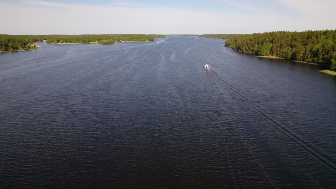 보트를 추적하는 조감도, 스톡홀름 군도의 섬을 좁히는 운전