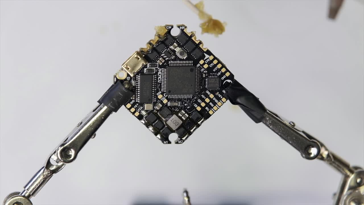 fabricación de drones, chips, soldaduras, reparaciones, mecánicos y placas base