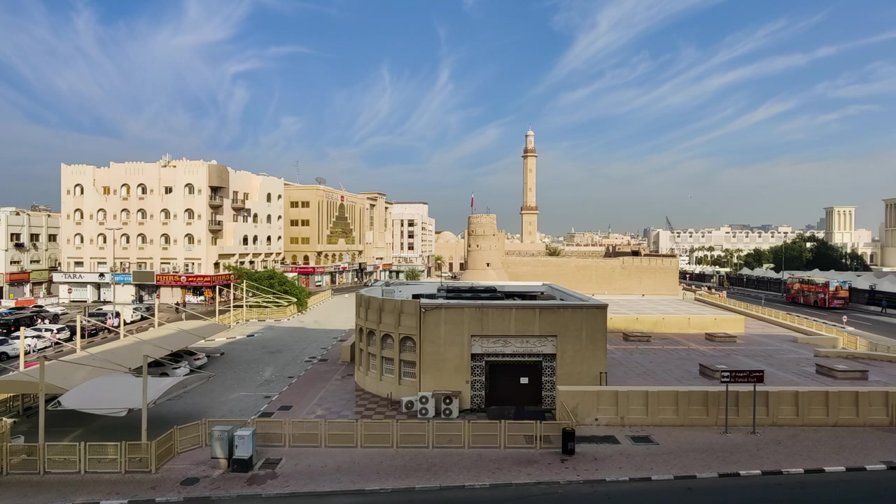 Ampia veduta del Forte Al Fahidi e delle strade circostanti a Dubai in una mattina limpida.