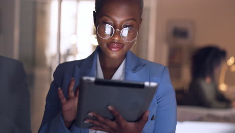 Mujer-Negra,-Tableta-Y-Negocios-En-La-Oficina