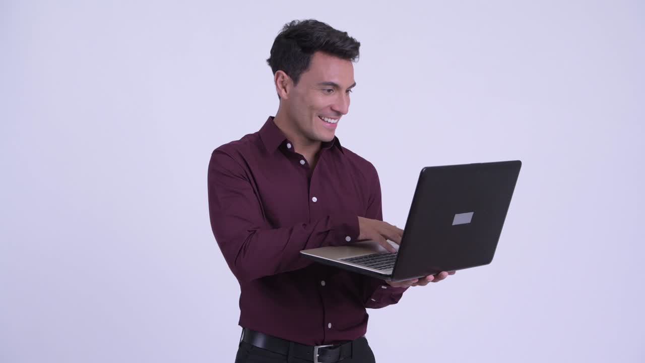 joven y guapo empresario hispano