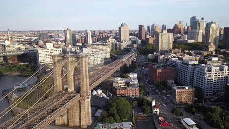 Drohnenaufnahmen,-Die-Die-Brooklyn-Bridge-Zeigen