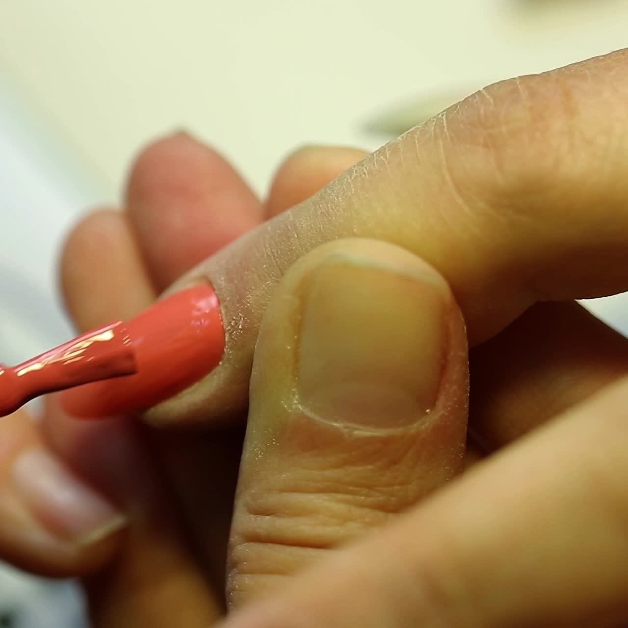 manos femeninas uñas pintadas