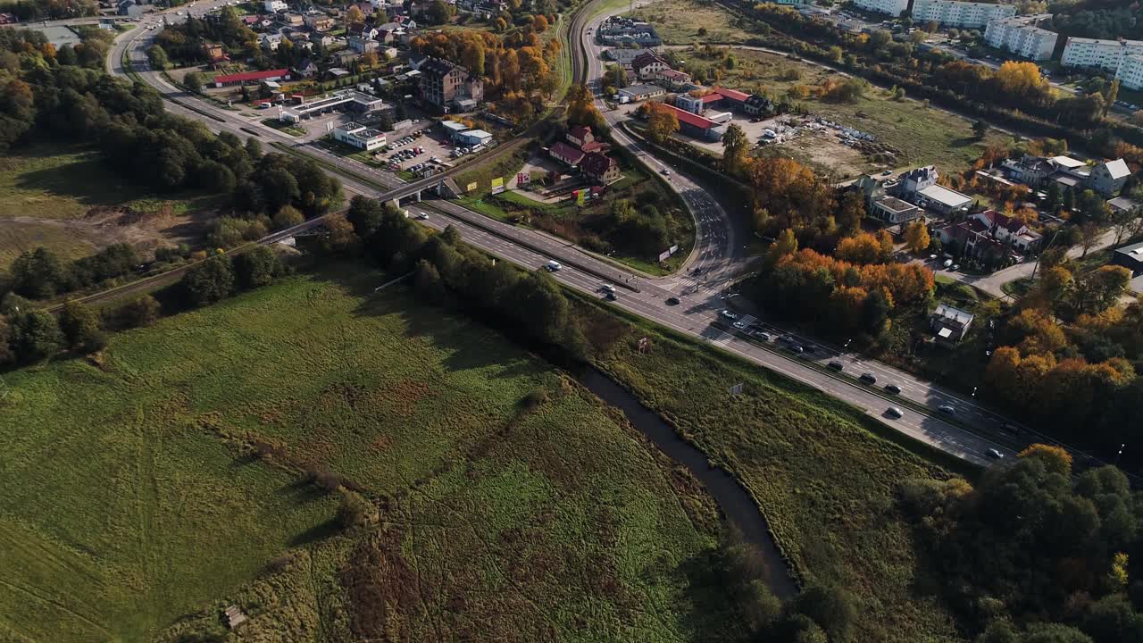 съемка с беспилотника главной междугородней дороги и железнодорожного виадука в окружении полей в польше