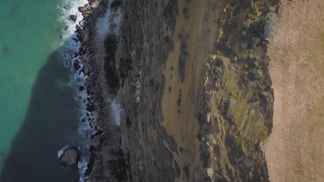 뉴질랜드 캐슬포인트의 성암 절벽 면과 해안의 오버헤드 뷰