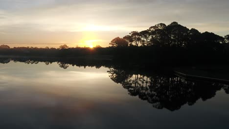 Altes-Dock-Am-Powell-Lake,-Gespiegelt-Durch-Den-Ruhigen-Powell-Lake-In-Florida