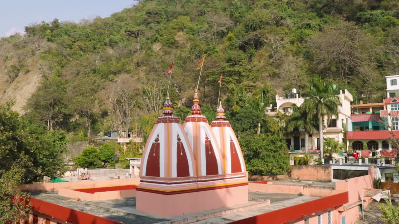 arquitectura de la cúpula del templo indio desde diferentes ángulos el video se toma en haridwar, uttarakhand, india, el 15 de marzo de 2022