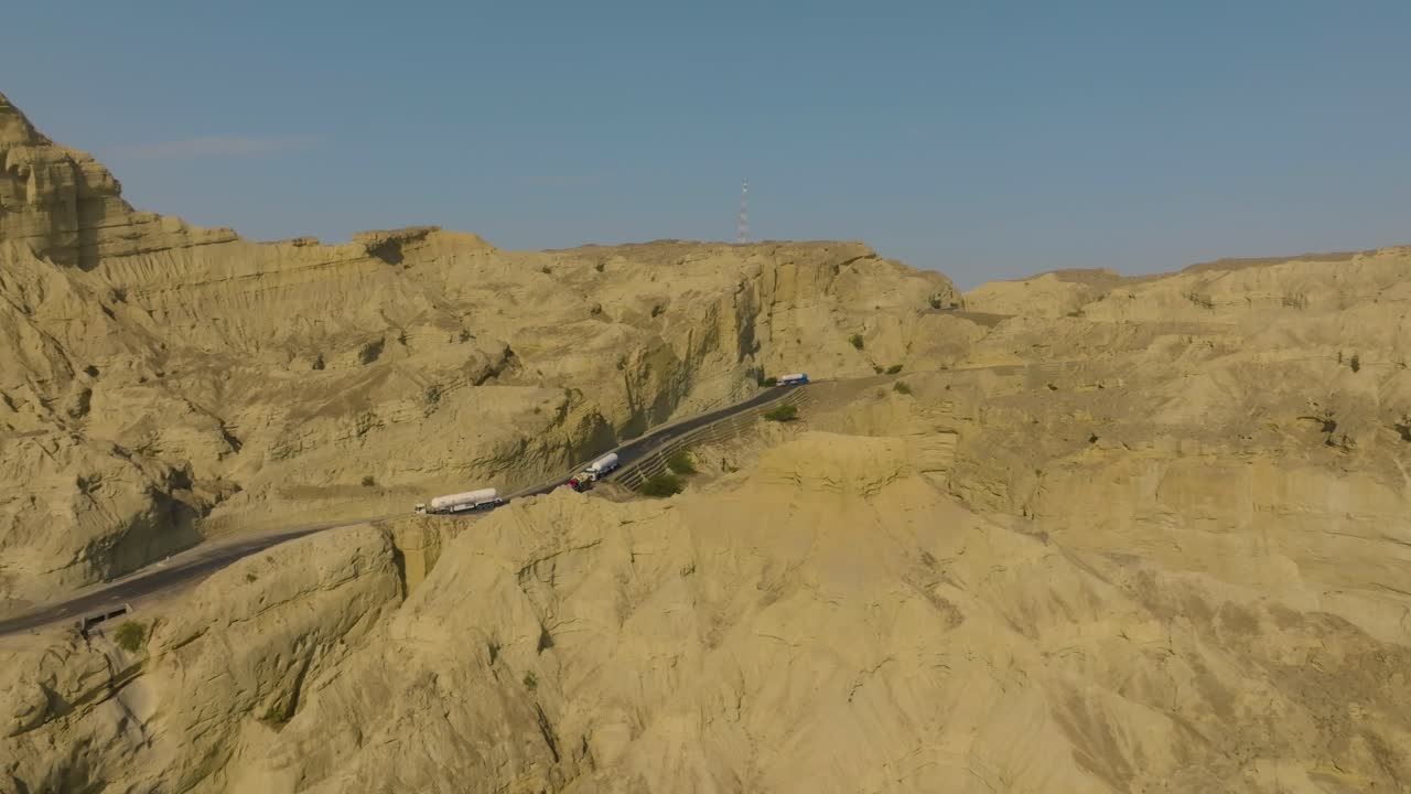 파키스탄 발로치스탄의 마크란 해안 고속도로의 부지 패스 꼭대기의 광각 촬영