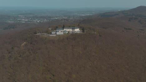 Tiro-De-Drone-De-Petersberg-Cerca-De-Bonn-4k-25-Fps