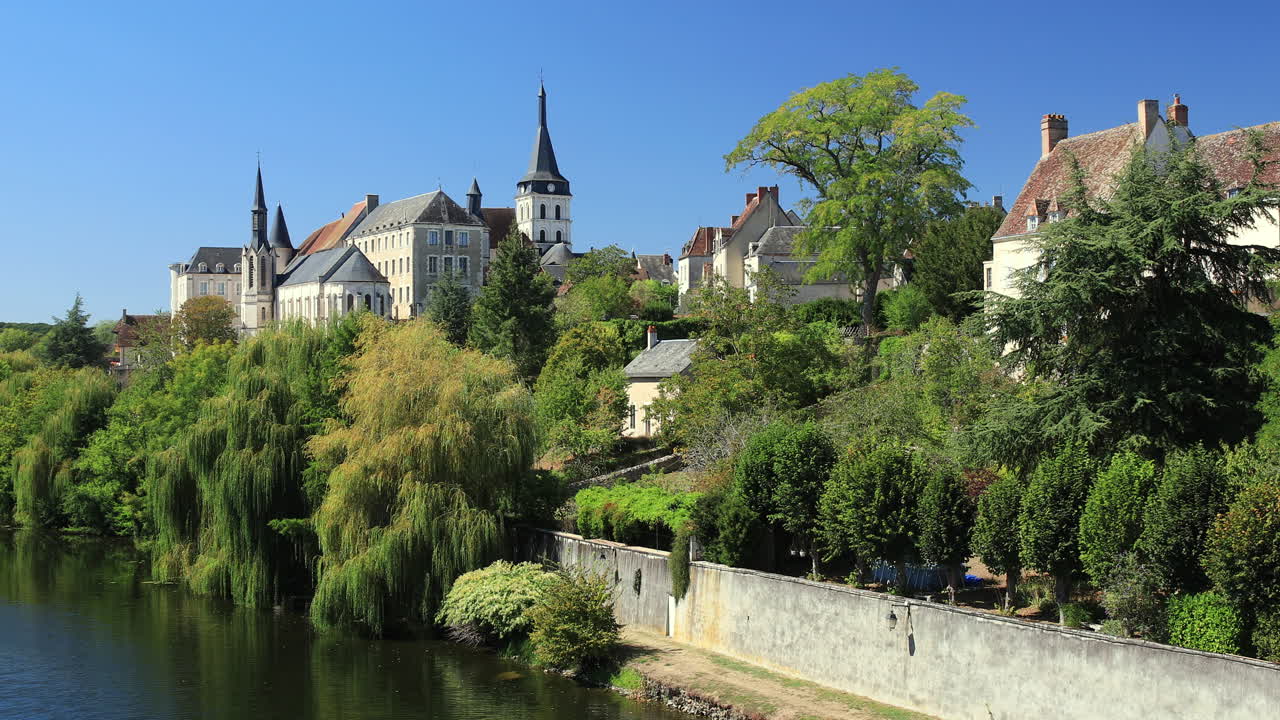 la ciudad de saint gaultier en las orillas del río creuse en indre, francia