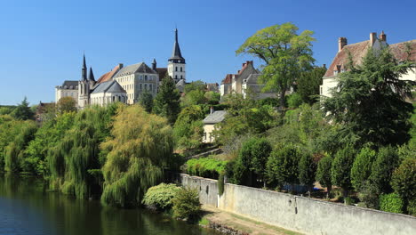 La-Ciudad-De-Saint-Gaultier-A-Orillas-Del-Río-Creuse-En-Indre,-Francia.