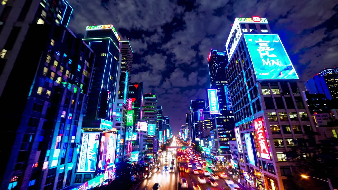 바쁜 거리 교통과 네온 불빛으로 활기찬 야간 도시 풍경