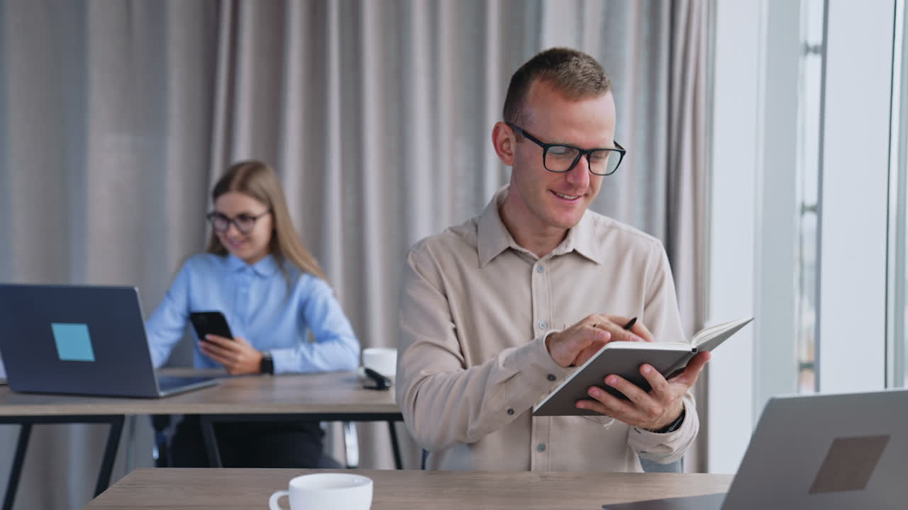 personas de negocios que trabajan en la oficina