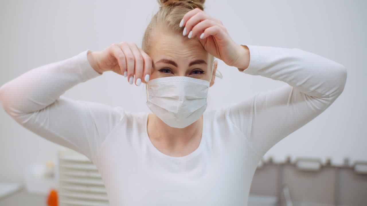 코로나 바이러스에 대한 보호 마스크를 착용하는 젊은 여자