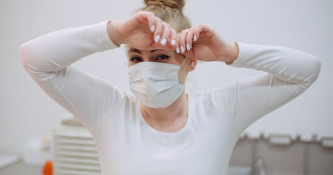 mujer joven con máscara protectora contra el coronavirus