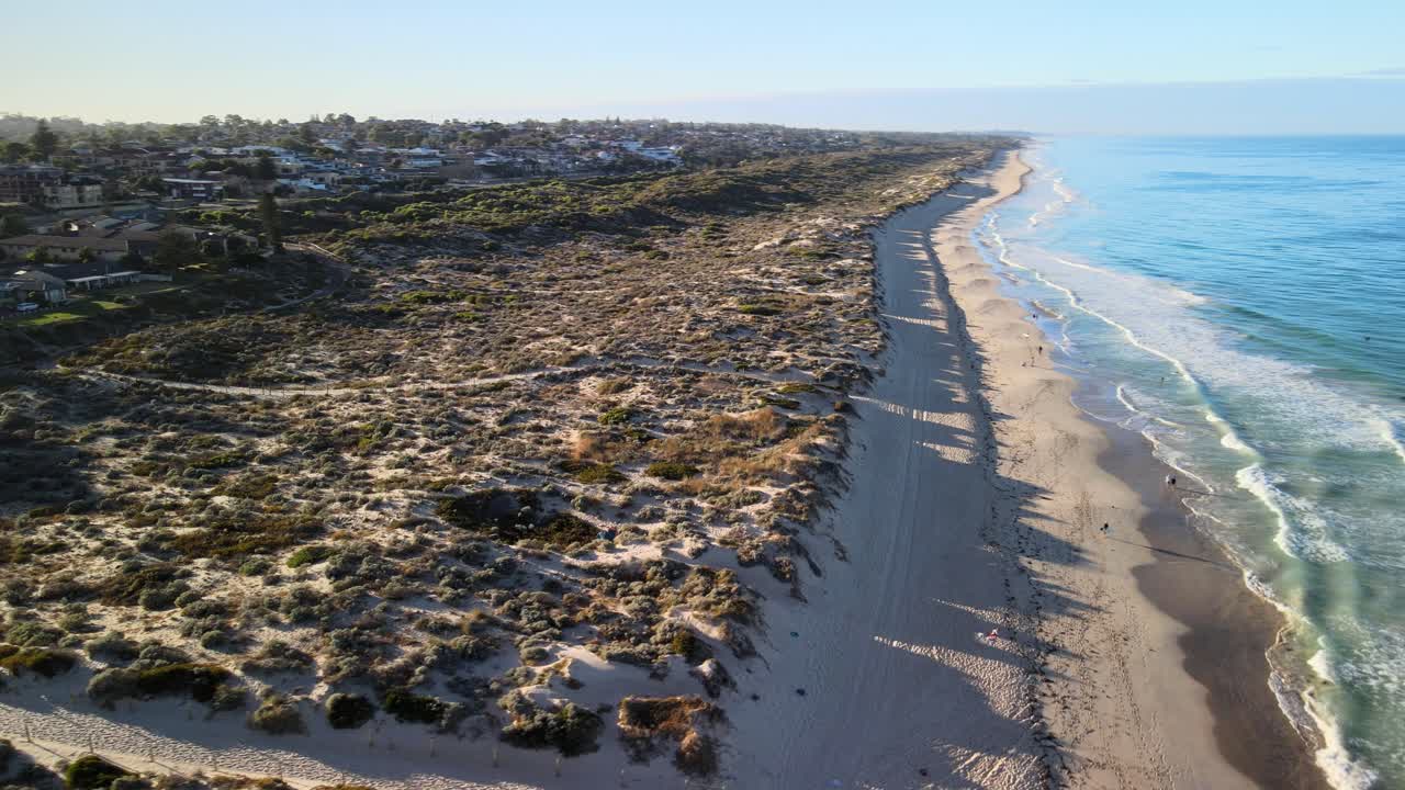 primera luz sobre la playa de scarborough