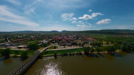 Largo-Puente-Mauterner-Sobre-El-Tranquilo-Río-Danubio-En-La-Ciudad-De-Krems,-Valle-De-Wachau,-Austria