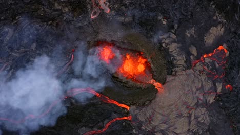 Eine-4K-Drohne-Macht-In-Zeitlupe-Filmische-Luftaufnahmen-Von-Lava-Und-Zoomt-Nach-Und-Nach-Heran,-Um-Eine-Nahaufnahme-Der-Vulkanschlucht-Zu-Ermöglichen