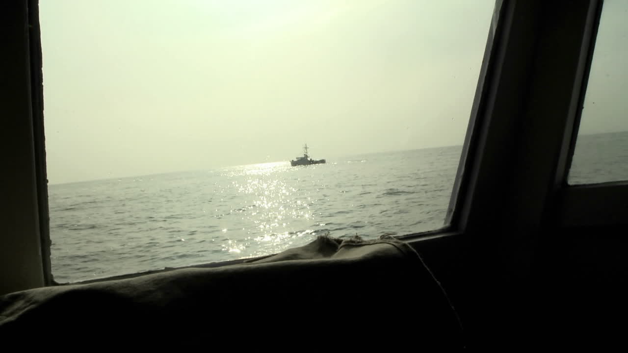 배가 넓은 바다를 항해하다