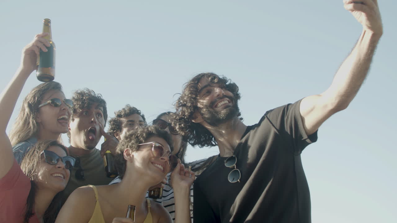 옥상 파티에서 셀카를 찍는 행복한 친구들