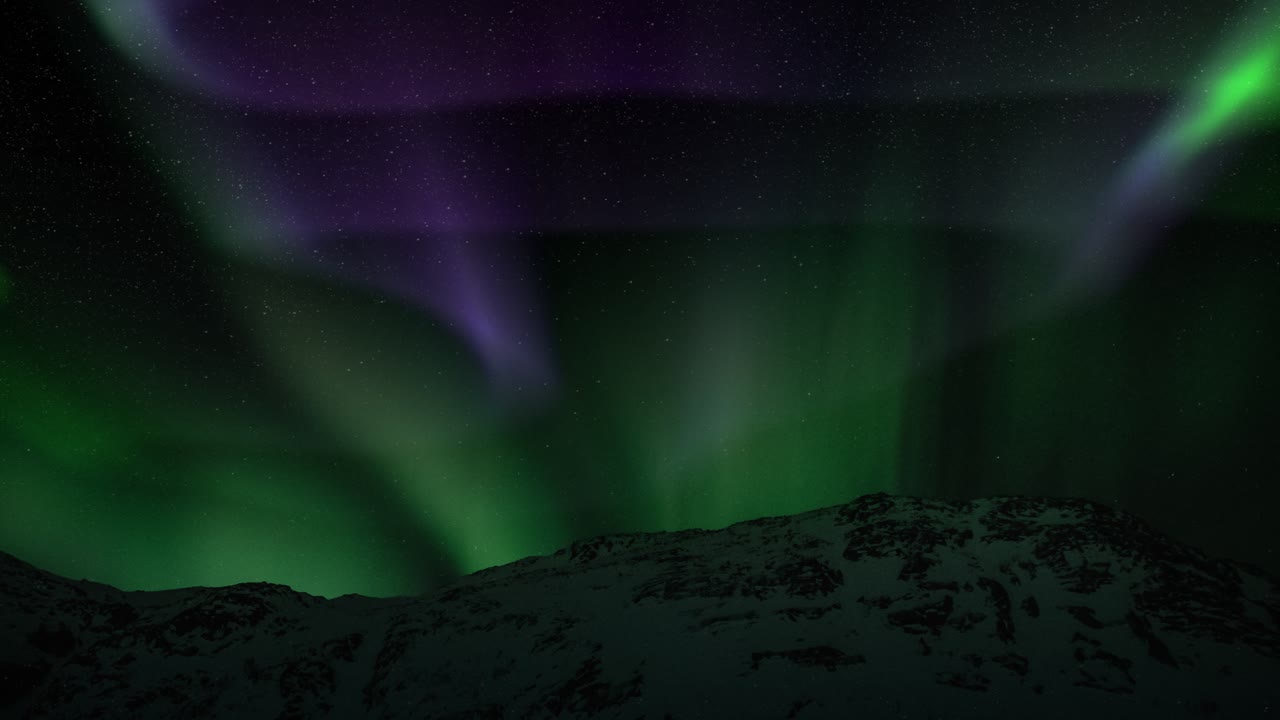 aurora con montañas de hielo en primer plano