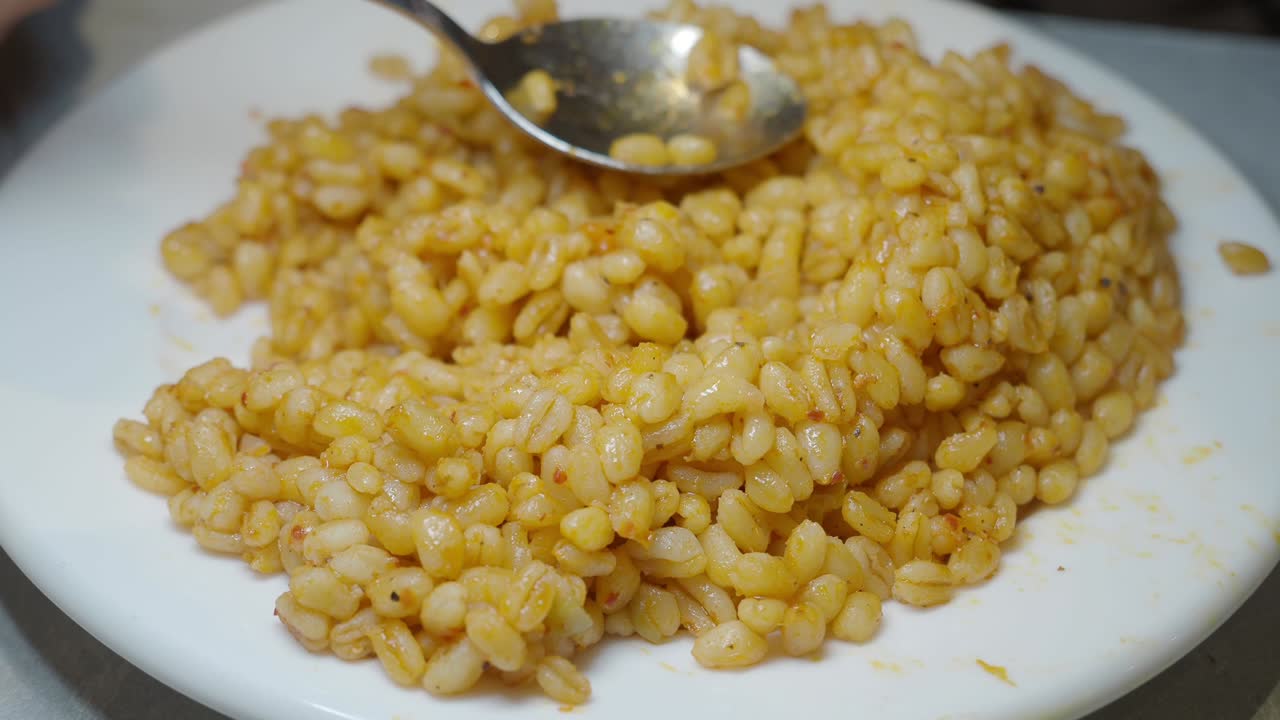 Sirviendo pilaf de bulgur tradicional de un plato blanco
