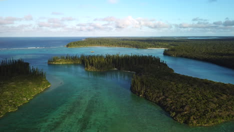 vliegen over ile mwareya en het denneneiland bij oro&#39;s bay in het paradijselijke eiland van nieuw-caledonië