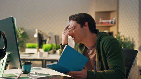 estresado freelance facepalming monitor oficina de primer plano. hombre regañando subordinado