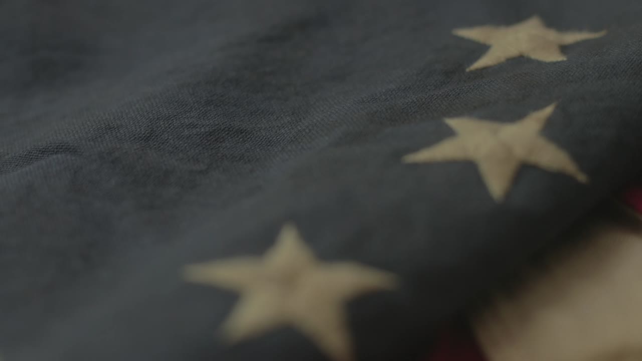 detalle de la bandera estadounidense con 13 estrellas de la revolución