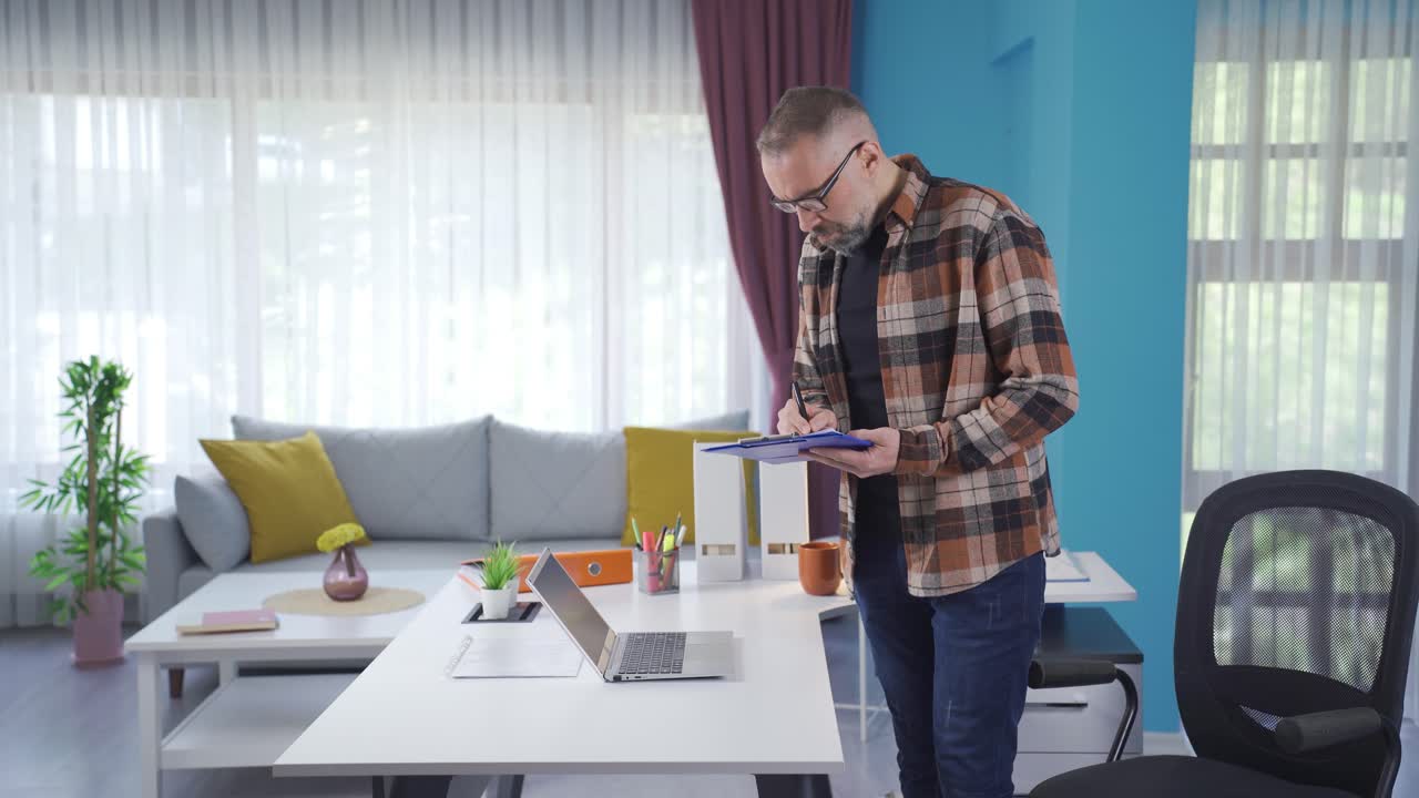 hombre de negocios sénior trabajando en su oficina en casa durante el día.