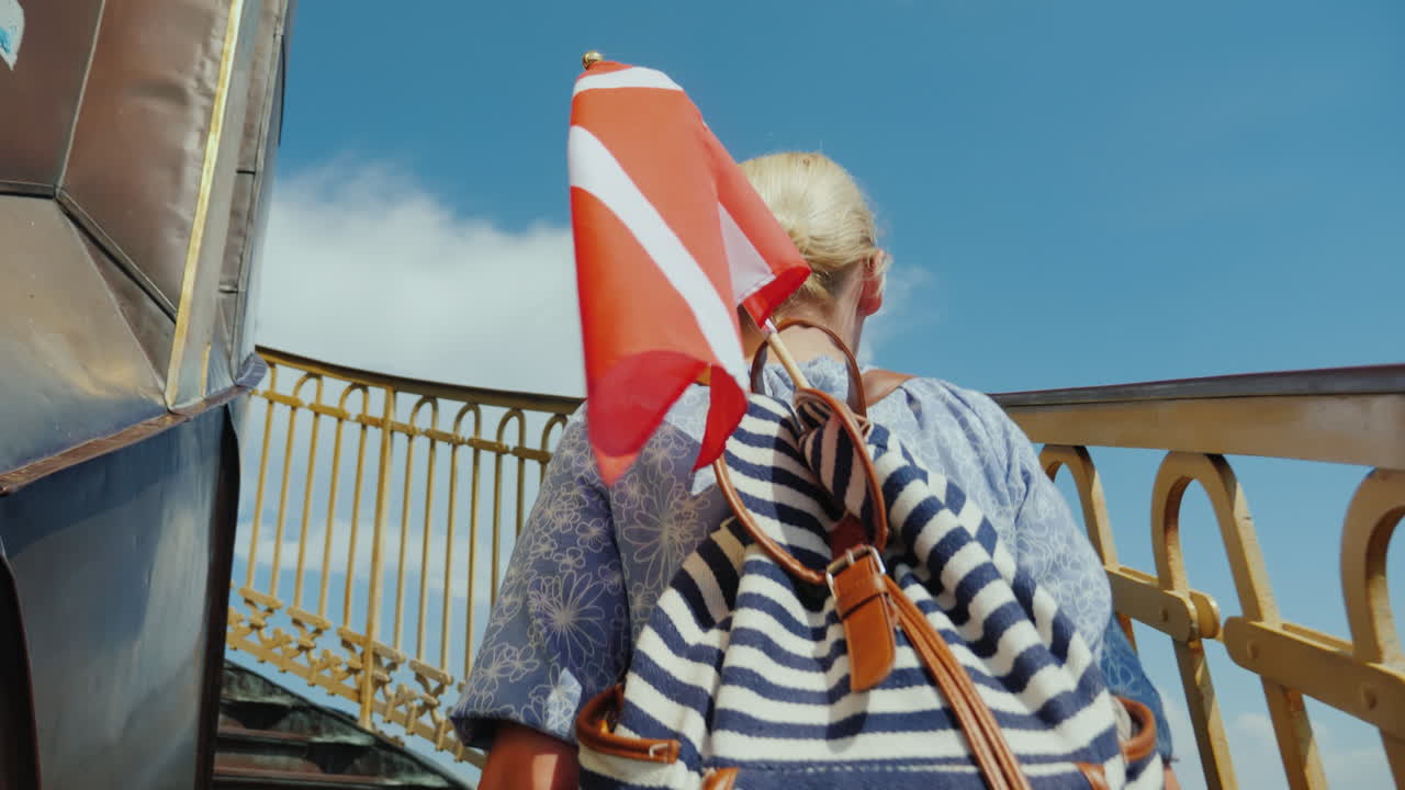 배낭과 덴마크 국기를 든 관광객이 교회의 유명한 나선형 계단을 올라갑니다.